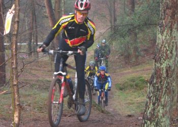 Veldtoertocht door koeienstal wielervereniging beuseberg 