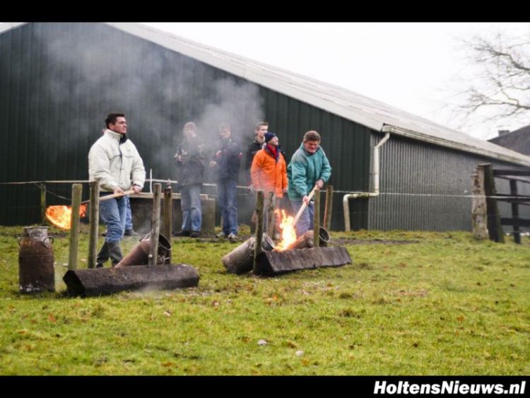 Open Holtens kampioenschap Carbid schieten gemeente fienpreuvers carnaval 