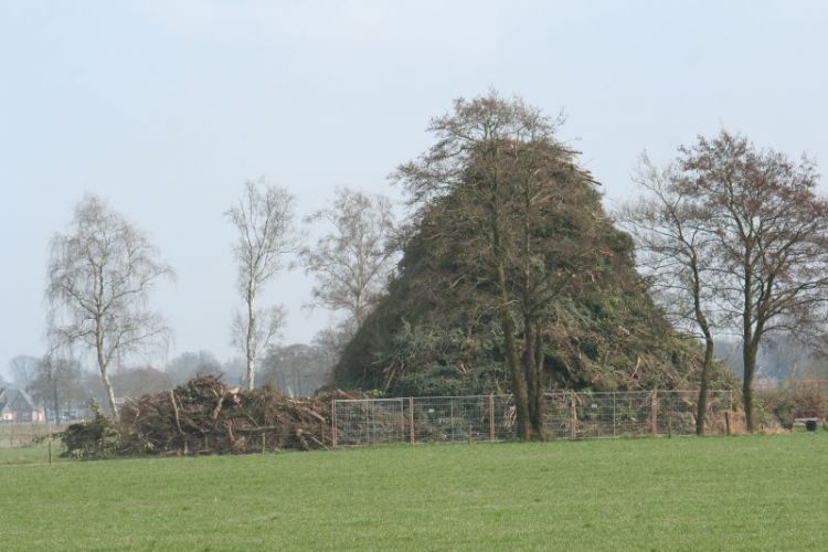 Poasboakens; tussenstand paasvuur holterbroek espelo dijkerhoek 