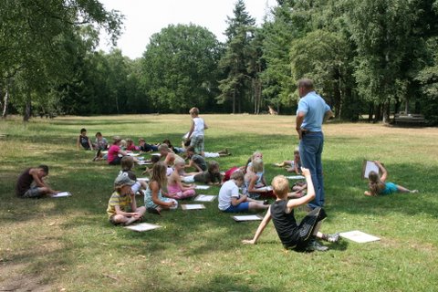 Kinderen Haarschool  krijgen tekenles van kunstschilder Mulder haarschool 