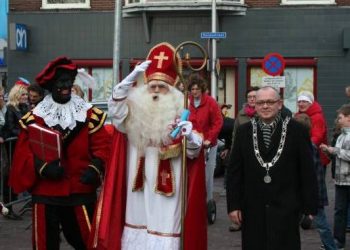 Sinterklaas in Holten gearriveerd smidsbelt kulturhus gemeente 