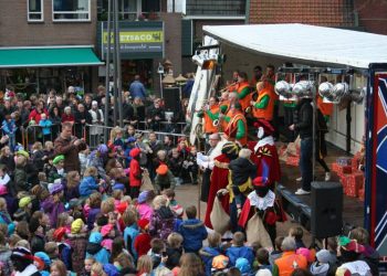 Sinterklaas in Holten gearriveerd smidsbelt kulturhus gemeente 