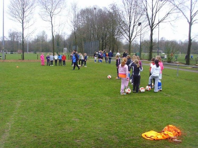 Zeer geslaagde voetbalclinic voor meisjes bij Blauw Wit! voetbal blauwwit 