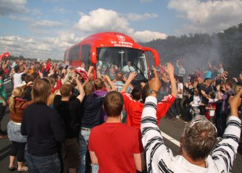 FC-Twente naar de laatste aftrap politie brandweer 