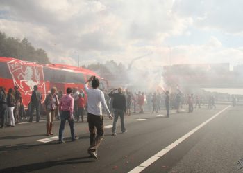 FC-Twente naar de laatste aftrap politie brandweer 