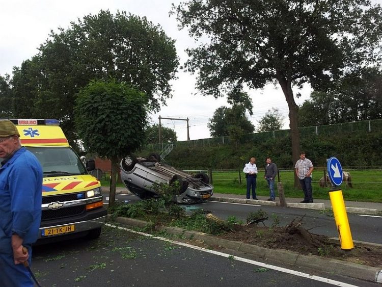 Auto over de kop op Deventerweg 