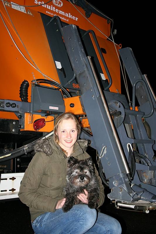 Strooiploeg vindt bibberend hondje 