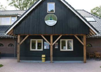 Holten bouwt de Paasvuren. paasvuur espelo dijkerhoek beuseberg 