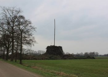 Holten bouwt de Paasvuren. paasvuur espelo dijkerhoek beuseberg 