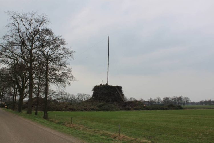 Recordbouw Paasvuur Espelo in volle gang paasvuur espelo 