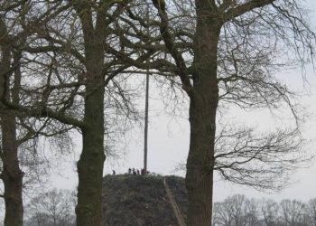 Recordbouw Paasvuur Espelo in volle gang paasvuur espelo 