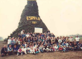 Holten bouwt de Paasvuren. paasvuur espelo dijkerhoek beuseberg 