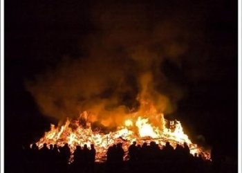 Holten bouwt de Paasvuren. paasvuur espelo dijkerhoek beuseberg 