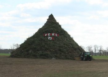 Holten bouwt de Paasvuren. paasvuur espelo dijkerhoek beuseberg 