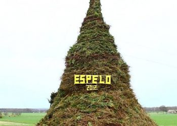 Holten bouwt de Paasvuren. paasvuur espelo dijkerhoek beuseberg 