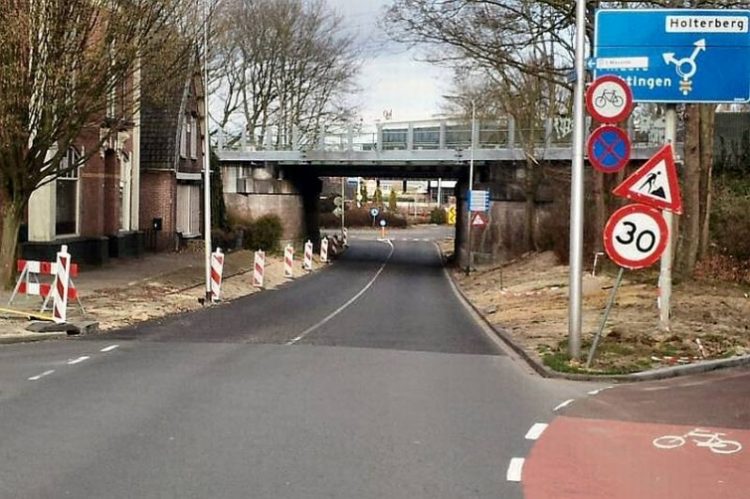 Automobilisten bekeurd onderdoorgang Dorpsstraat 