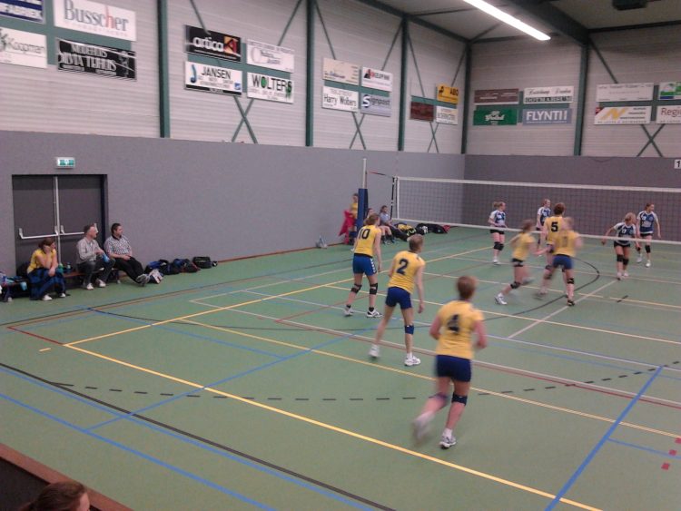 Dames 1 Mintonette voorkomt degradatie door goed spel mintonette 