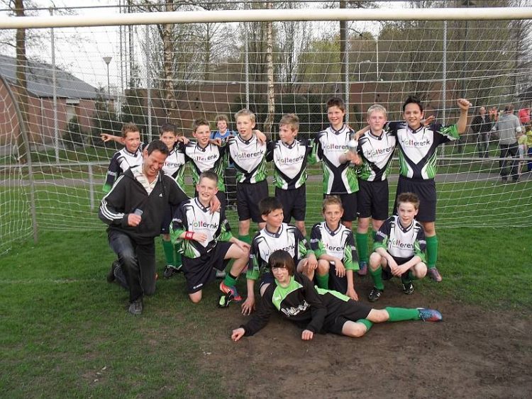 Jongens Holterenk winnaar schoolvoetbal blauwwit 