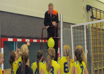 Volleyballen bij Mintonette in Holten, samen sportief mintonette 