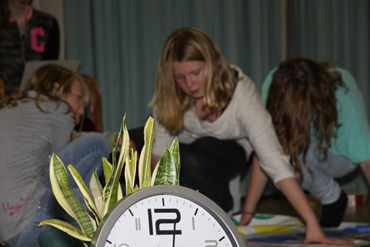 Plusgroepers spelen 12 uur Twister voor het goede doel haarschool 