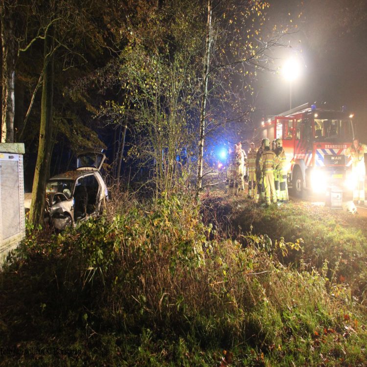 Auto tegen boom Dorperdijk in Holten 