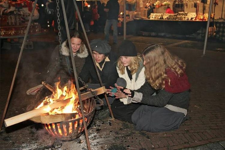 Sfeervolle Kerstfair in centrum smidsbelt kulturhus 