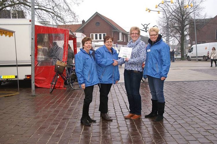 Cheque van HHV voor Tsjernobylkinderen nijkamp 