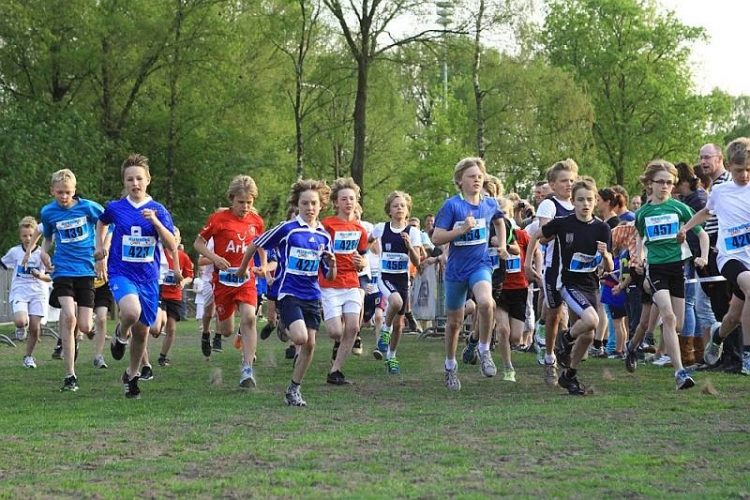 Clinics bevrijdingsloop door Atletiekvereniging atletiekvereniging 