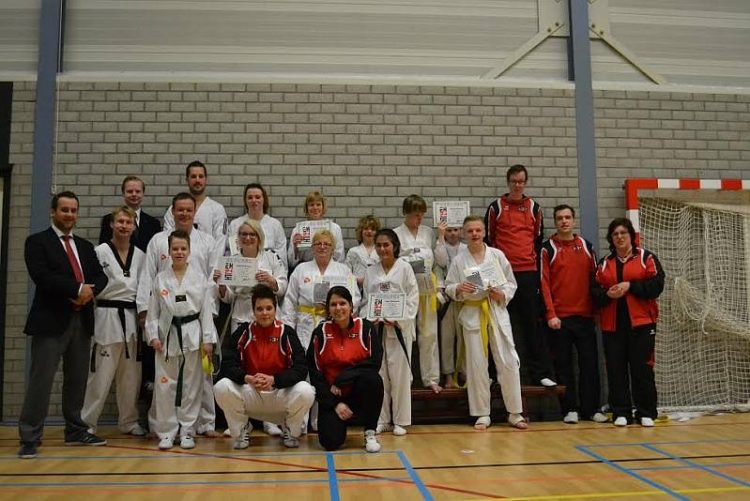 Examens bij taekwondo Vereniging Olthuis 