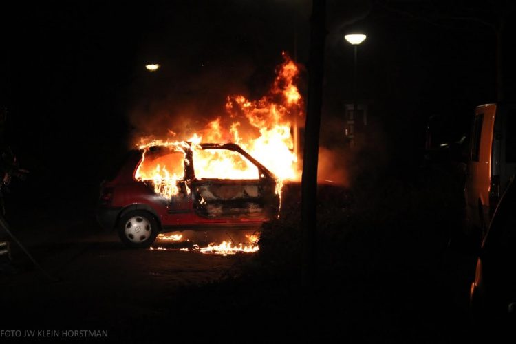 Wederom autobrand in Holten brandweer 