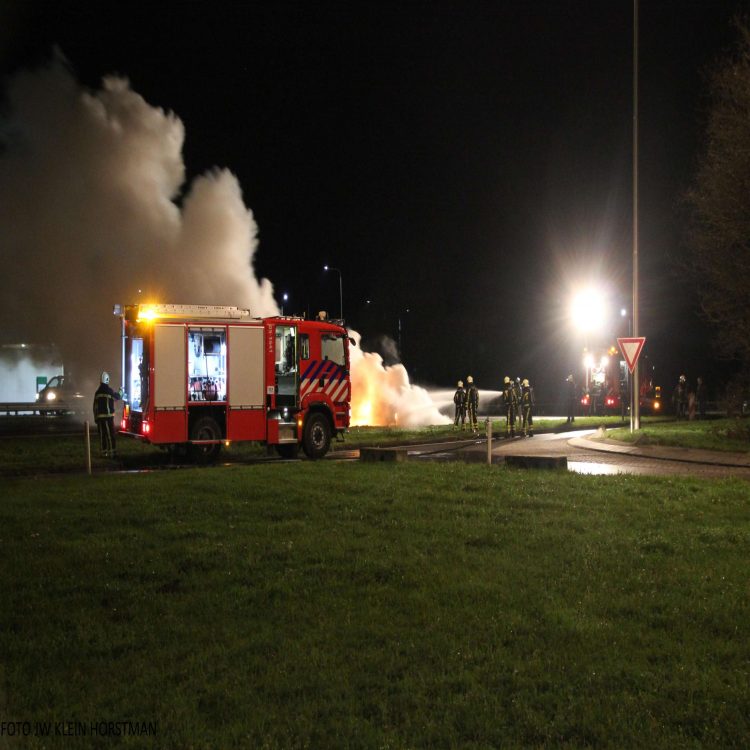 Auto brand volledig uit op A1 brandweer 