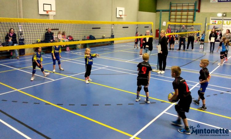 Mintonette jongste meidenteam voor het eerst in het veld mintonette 