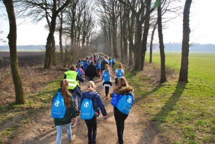 De Regenboog wandelt voor water beuseberg 