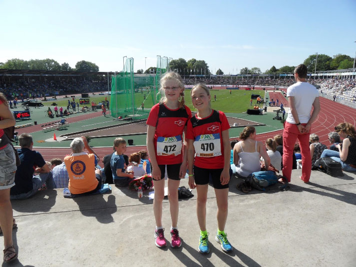 Jeugdlid AV Holten Ike Donkers als eerste over de finish tijdens FBK games atletiekvereniging 