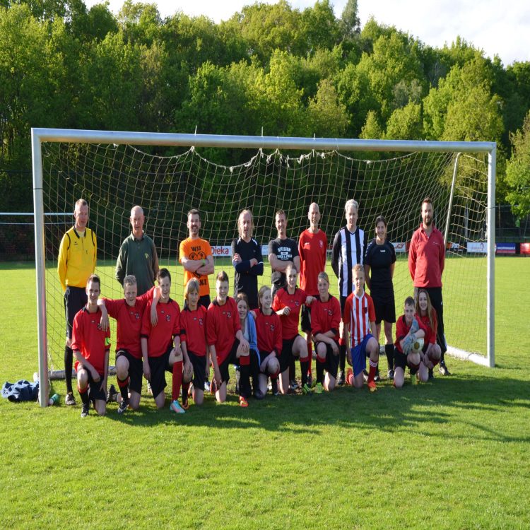 Holten C3 voetbalt tegen de ouders voetbal 