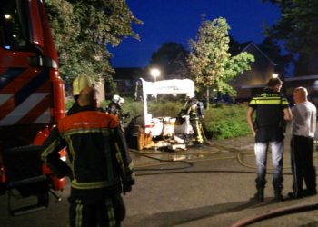 Brand verwoest caravan en auto aan Canadastraat brandweer 