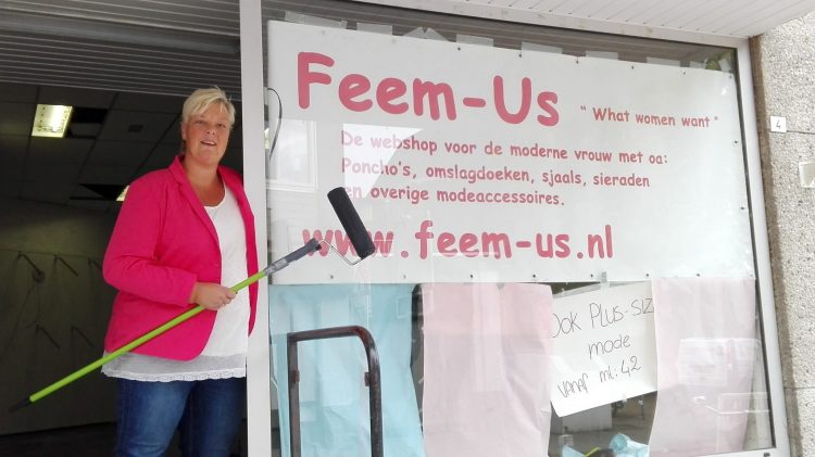 Feem-Us opent winkel in Holten brandweer 