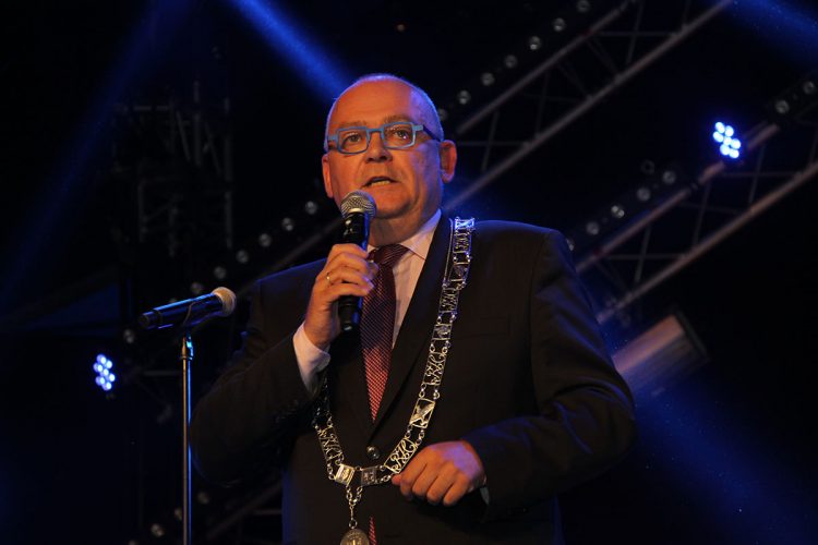 Raad beveelt burgemeester Hofland aan voor herbenoeming gemeente 