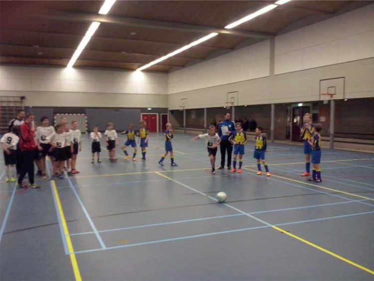 Zaalvoetbaltoernooi in 't Mossink vvholten blauwwit 