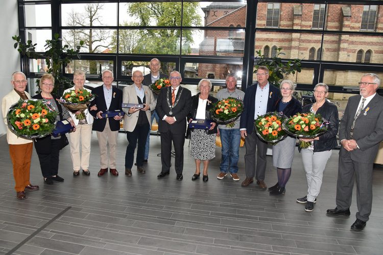 7 lintjes in Rijssen-Holten hmv dondertman canadese begraafplaats blauwwit 