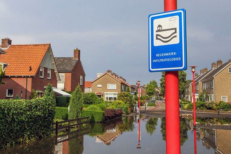 Gemeente Rijssen-Holten hard aan de slag met meldingen wateroverlast gemeente brandweer 