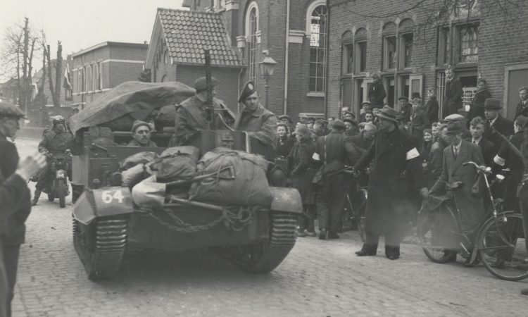 Herdenkingsactiviteiten bevrijding Holten oudheidkamer kulturhus dijkerhoek brandweer 