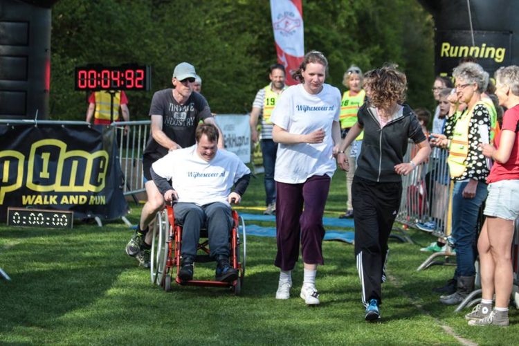 Bevrijdingsloop AV Holten doet naam eer aan canadese begraafplaats atletiekvereniging 