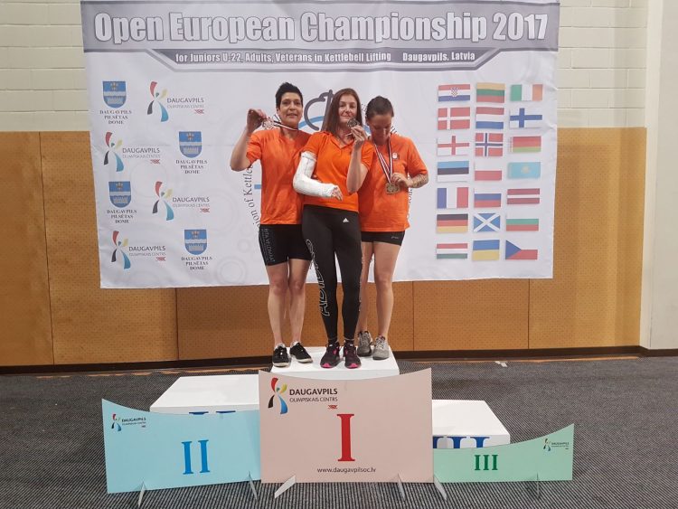 Zilver en brons voor Rita Veldmaat op het EK Kettlebellsport in Letland. 