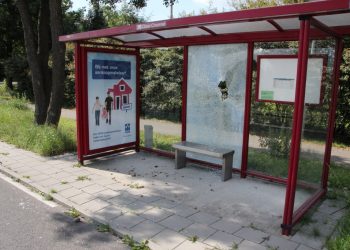 Wederom vernieling aan bushokje Larenseweg blauwwit 