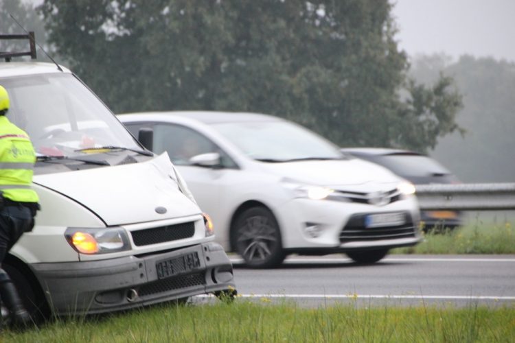 Botsing tussen bestelbussen op A1 politie 