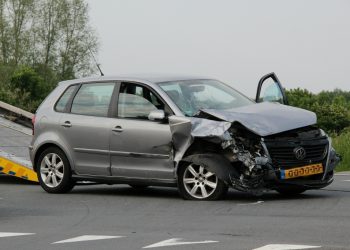 Ongeval met een bedrijfsbus en een personenauto op de kruising N332 / Afrit A1 aanrijding 