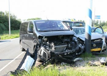 Ongeval met een bedrijfsbus en een personenauto op de kruising N332 / Afrit A1 aanrijding 