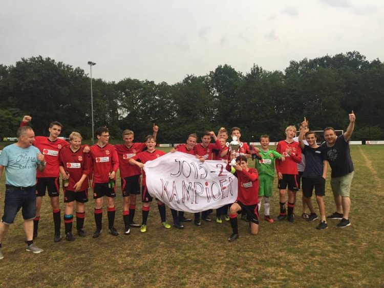 Holten JO15-2 ongeslagen kampioen voetbal 