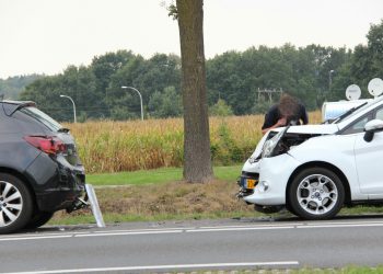 Kop-staartbotsing met twee auto's N350 in Holten 